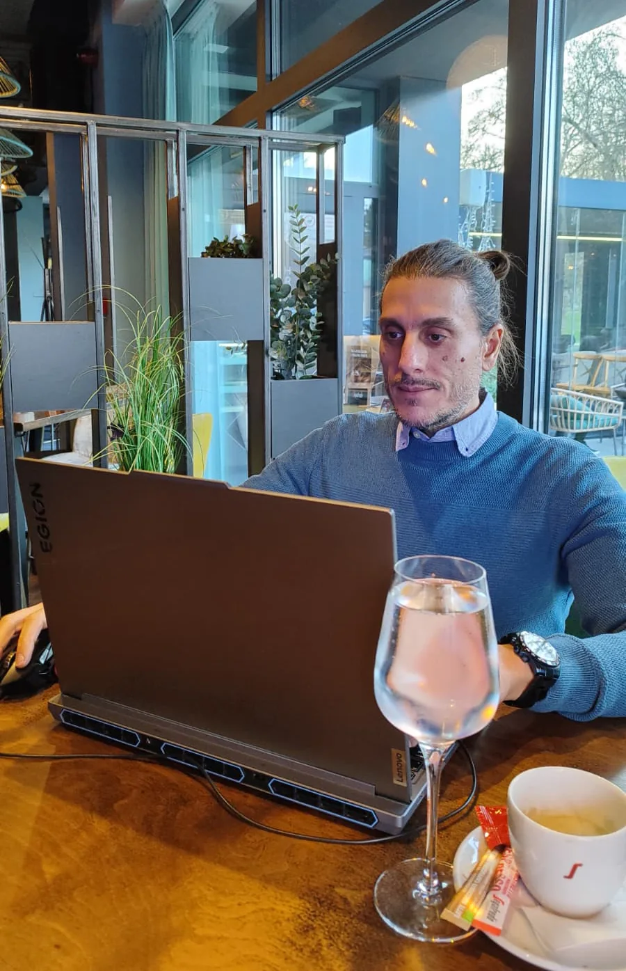 Nenad De Luxe, founder and creative lead of DEUSPIX, working on a laptop